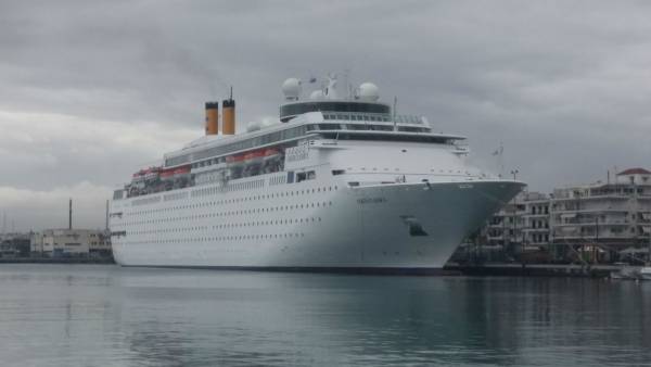 Ποδαρικό για το 2016 από το "Costa Neoclassica" για το λιμάνι της Καλαμάτας (βίντεο-φωτογραφίες)