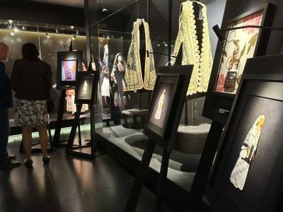 Συλλογή Ελληνικών Ενδυμασιών «Βικτωρία Γ. Καρέλια»: Εντυπωσίασε η ομαδική έκθεση «7 Γυναίκες Υφαίνουν το Σήμερα»