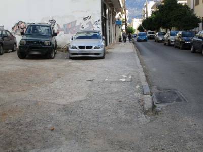 “Ξέχασαν” το πεζοδρόμιο της Γεωργούλη