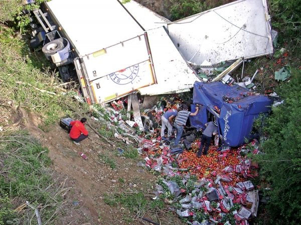 Νταλίκα βούτηξε σε ρέμα βάθους 30 μέτρων