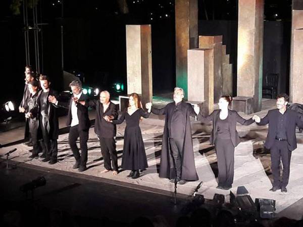 Στα… σκαλιά για την “Αντιγόνη”