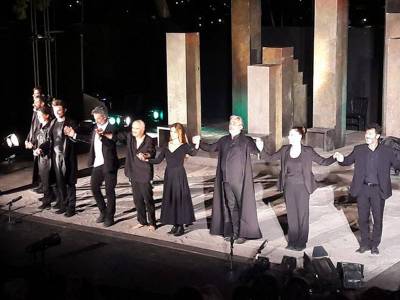 Στα… σκαλιά για την “Αντιγόνη”