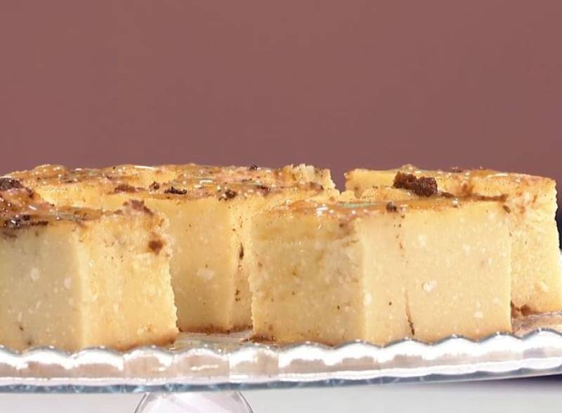 Η Γωγώ Δελογιάννη μάς φτιάχνει γαλατόπιτα χωρίς φύλλο (βίντεο)