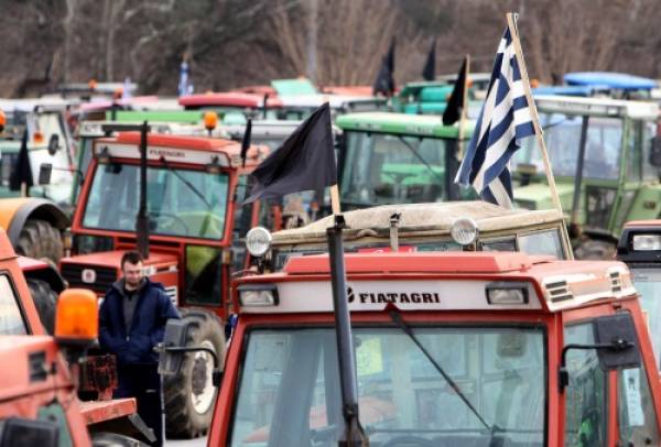 Παραμένουν τα ανεξάρτητα μπλόκα των αγροτών στην Πελοπόννησο