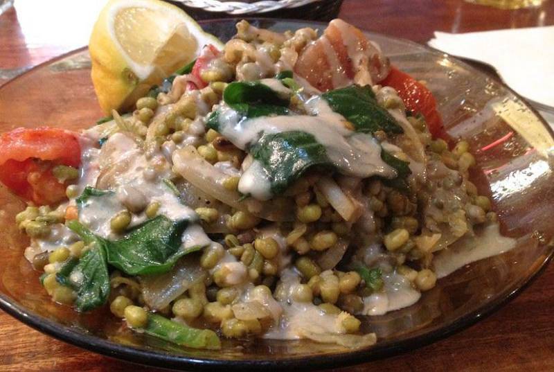 Σαλάτα ροβίτσα με σος ταχίνι