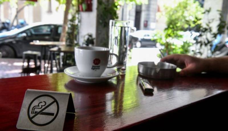 Παράνομο κάπνισμα: Ποινές από τον Πλεύρη αλλά εκτός λειτουργίας το 1142 για καταγγελίες (βίντεο)