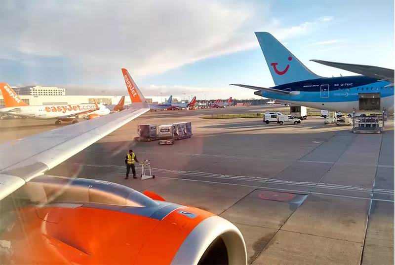 Μη υποχρεωτική η χρήση μάσκας σε αεροδρόμια και αεροπλάνα από τις 16 Μαΐου