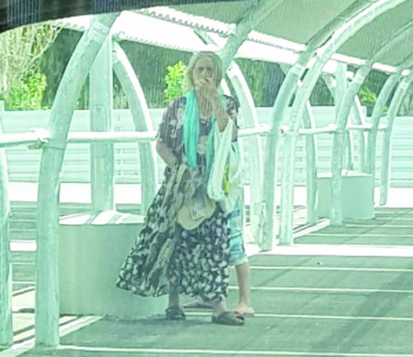 Μια γυναίκα Ρομά ζητιανεύει έξω από σούπερ μάρκετ με ένα μικρό παιδί. Συχνά γυναίκες (και παιδιά) εξωθούνται στη ζητιανιά με την απειλή βίας