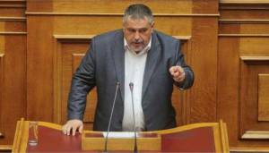 Μήνυση κατά Κουκούτση γιατί κυκλοφορούσε με το όπλο του φρουρού του