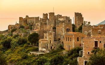 Λακωνική Μάνη: Ηλιος, πέτρα, θάλασσα