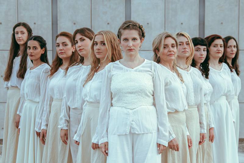 Συναυλίες στο σκοτάδι με τις CHORES για τη στήριξη ευάλωτων γυναικών