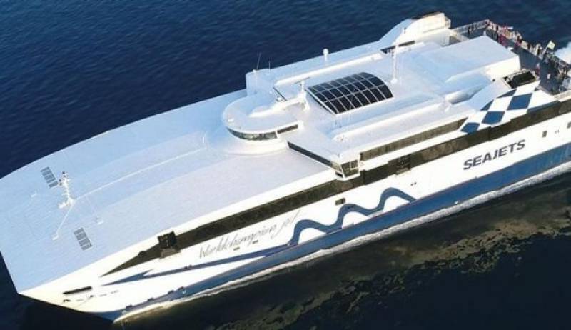 Ταλαιπωρία για τους επιβάτες του "World Champion Jet" - Επιστρέφει στον Πειραιά (βίντεο)