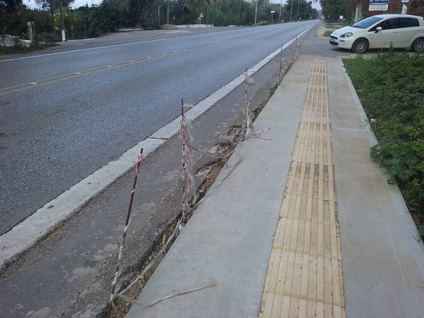 Επικίνδυνες παγίδες δίπλα σε πεζοδρόμιο στην Κυπαρισσία