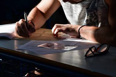 Εισαγγελική έρευνα για υποψήφιο που πιάστηκε με ακουστικό στο αυτί