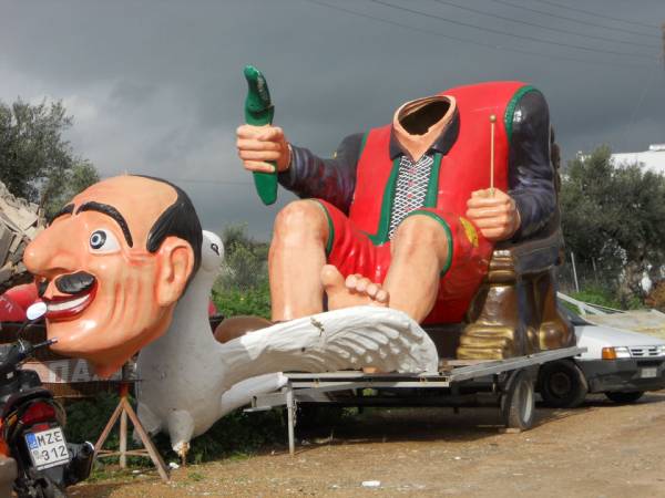 Πυρετώδεις προετοιμασίες για το Νησιώτικο Καρναβάλι (φωτογραφίες)