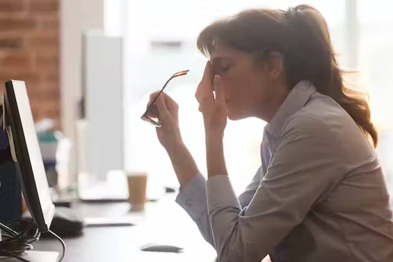 Επιβάρυνση της ψυχικής υγείας των εργαζομένων διεθνώς