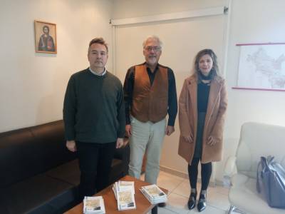 Η Πρόεδρος του ΔΟΠΠ Μαριάννα Σταθοπούλου και ο Ειδικός Συνεργάτης του Δήμου Πύργου Θεόδωρος Λάμπρος παρέδωσαν στην Διεύθυνση Πρωτοβάθμιας Εκπαίδευσης Ηλείας βιβλία για την Αρχαία Φειά και το Ποντικόκαστρο.