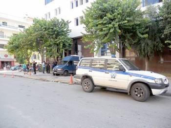 Εβρισε και τις δικαστίνες πριν αποχωρήσει ο ισοβίτης