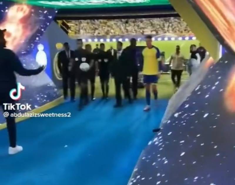 «Ο Μέσι είναι καλύτερος» είπε πιτσιρικάς στον Ρονάλντο - Viral η απάντηση του Πορτογάλου (Βίντεο)