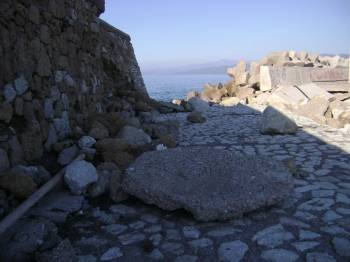 Κατέρρευσε ο μόλος στο λιμάνι της Κυπαρισσίας