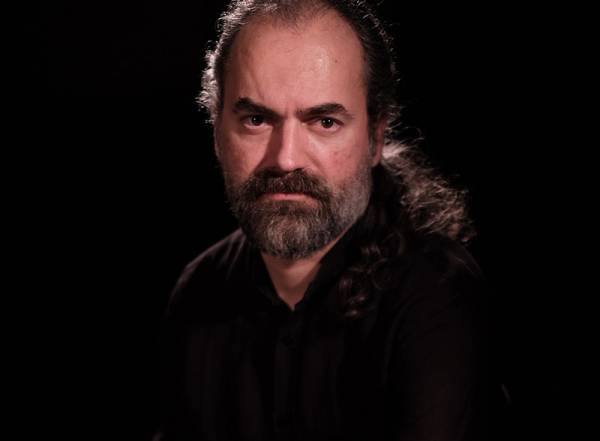 Ο Σωκράτης Σινόπουλος στην "Ε": “Ο αρχέγονος ήχος της λύρας συναντά την τζαζ και τη σύγχρονη μουσική”