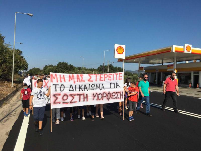 Μεσσηνία: Πορεία διαμαρτυρίας στην Εθνική Οδό από μαθητές και γονείς του Δημοτικού Δωρίου (βίντεο)