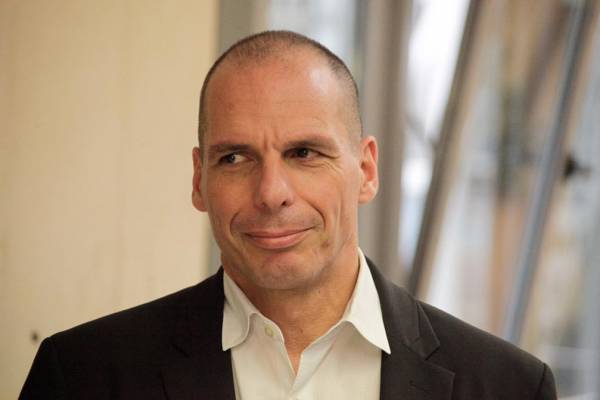 Βαρουφάκης σε Κασιδιάρη: "Είστε στη φυλακή για τις εγκληματικές σας πράξεις και όχι για αντίσταση κατά του μνημονίου"