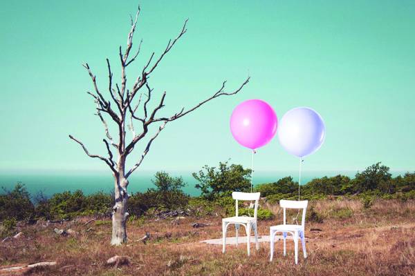 “Γαλάζιες” πλάτες στη “Ροζ” κυβέρνηση