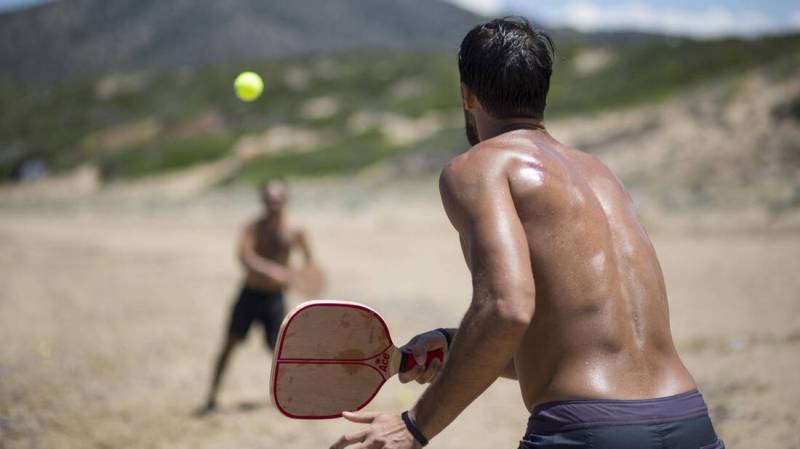 Τέλος οι ξύλινες ρακέτες στις παραλίες Καβουριού και Μαλτσινιώτη: Πρόστιμο έως 1000 ευρώ!