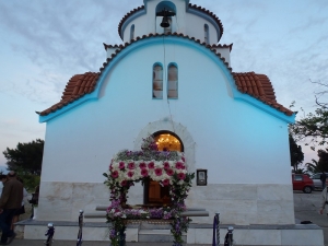 Μια εκκλησία που άλλαζε χρώματα