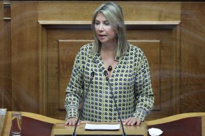 Μακρή: Αν κάποιος εκπαιδευτικός δεν προσκομίσει πιστοποιητικό εμβολιασμού ή αρνητικό τεστ θα τίθεται σε αναστολή