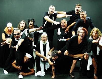 "Συν Ενα - Μιχάλης Τούμπουρος”: Ανεβάζει το θεατρικό έργο «Ψύλλοι στ’ αυτιά»