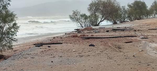 Η θάλασσα βγήκε στη στεριά σε πολλές περιοχές της Τριφυλίας