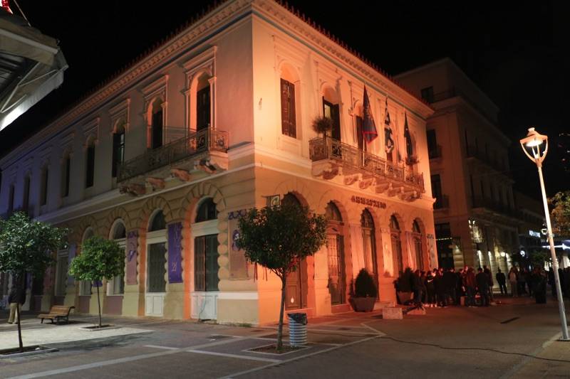 Καλαμάτα: Συμβολική φωταγώγηση του ιστορικού δημαρχείου για την εξάλειψη της βίας κατά των Γυναικών (βίντεο)