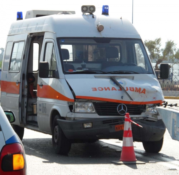 Σύγκρουση ασθενοφόρου με αυτοκίνητο στο αεροδρόμιο