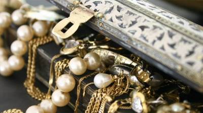 Διαρρήκτες άρπαξαν κοσμήματα στο Μάραθο