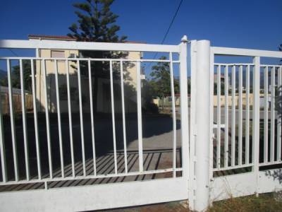 Λείπουν κάγκελα