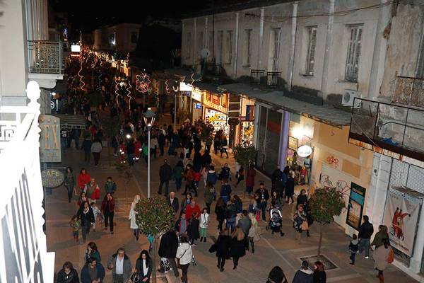 Επί Τάπητος: "Χρωματιστές νύχτες" στον ακαλλιέργητο κάμπο