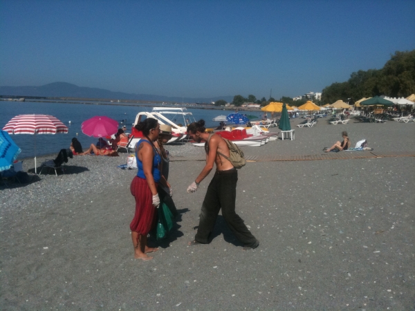 Εθελοντές του Κέντρου Νέων Καλαμάτας καθάρισαν την ακτή