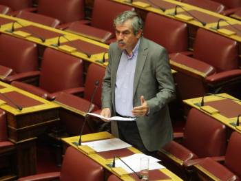 Πετράκος: "Το 3ο μνημόνιο μετατρέπει την Ελλάδα σε χώρα περιορισμένης κυριαρχίας"