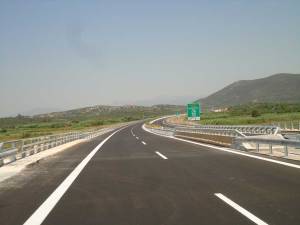 Βουλιάζει ο αυτοκινητόδρομος στο βάλτο του Αγίου Φλώρου