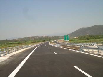 Βουλιάζει ο αυτοκινητόδρομος στο βάλτο του Αγίου Φλώρου