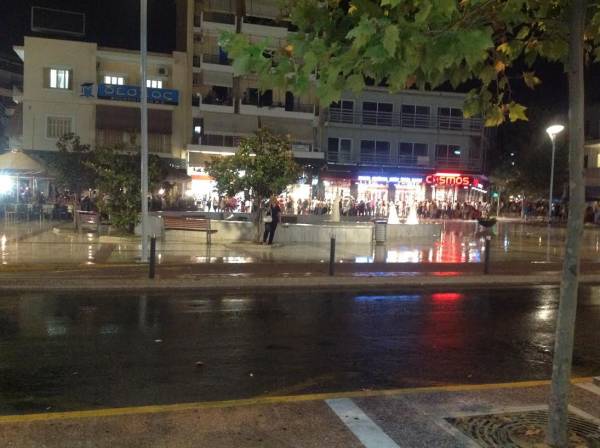 Βροχή διέκοψε προσωρινά το πάρτι της "Λευκής Νύχτας"