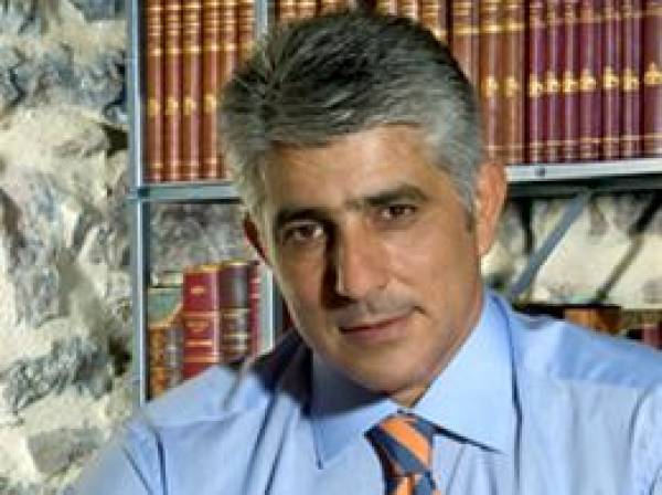 Χρυσή Αυγή Καλαμάτας κατά του "φίλου του Αντώνη" Δημήτρη Καφαντάρη