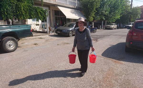 Νερό με τους κουβάδες στο Μαυρομάτι Παμίσου