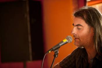 Ο Φίλιππος Πλιάτσικας μιλά στην "Ε": Να σταματήσουμε να βράζουμε στο ζουμί μας...