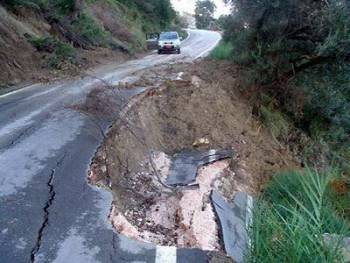 Διακοπή κυκλοφορίας λόγω καθίζησης στο δρόμο Μεγαλόπολης-Ακόβου