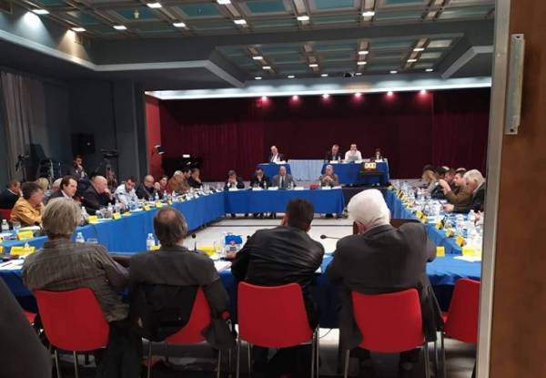 Αυτοπαγίδευση μέσω ψηφισμάτων