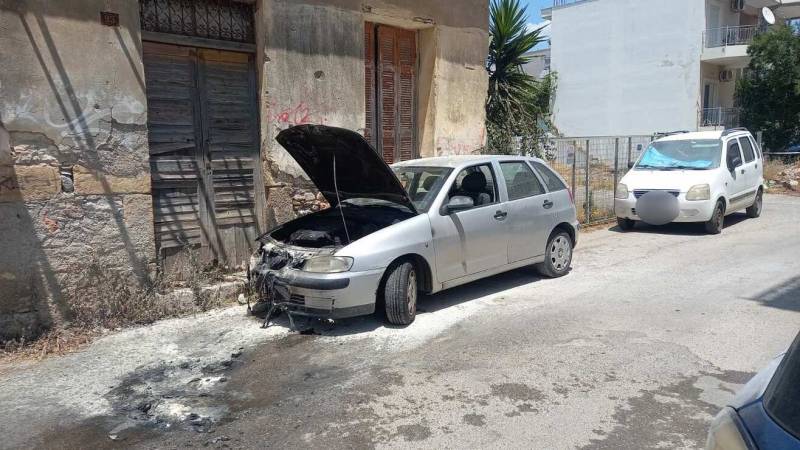 Καλαμάτα: Φωτιά σε αυτοκίνητο στην οδό Κορώνης - Προηγήθηκαν εκρήξεις