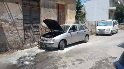 Καλαμάτα: Φωτιά σε αυτοκίνητο στην οδό Κορώνης - Προηγήθηκαν εκρήξεις